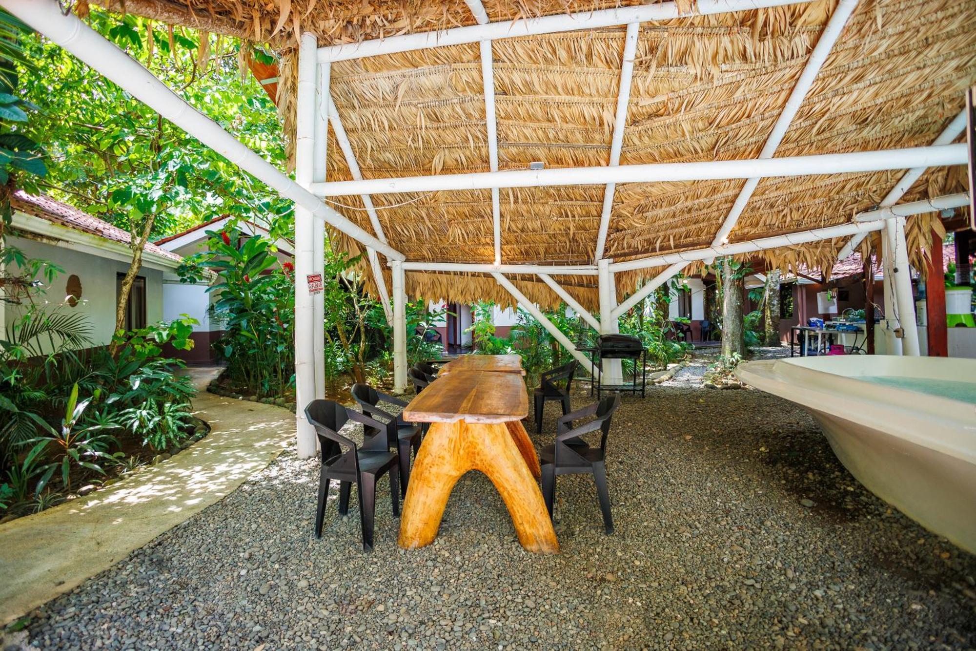 Hotel Bambutel Cocles Puerto Viejo de Talamanca Exterior foto
